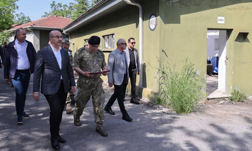 Vali Mahmut Demirtaş, Bursa İç Tedarik Bölge Başkanlığı Kışlasında inceleme yaptı
